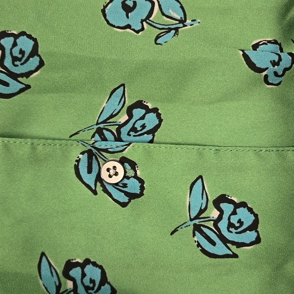 Cabi-5891 "Go-To" Top Floral Button Down-Size (oversized)Small - Picture 7 of 16